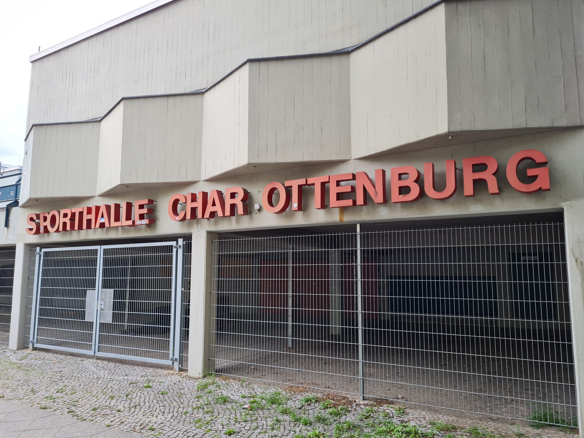 Schild an der Sporthalle Charlottenburg.
