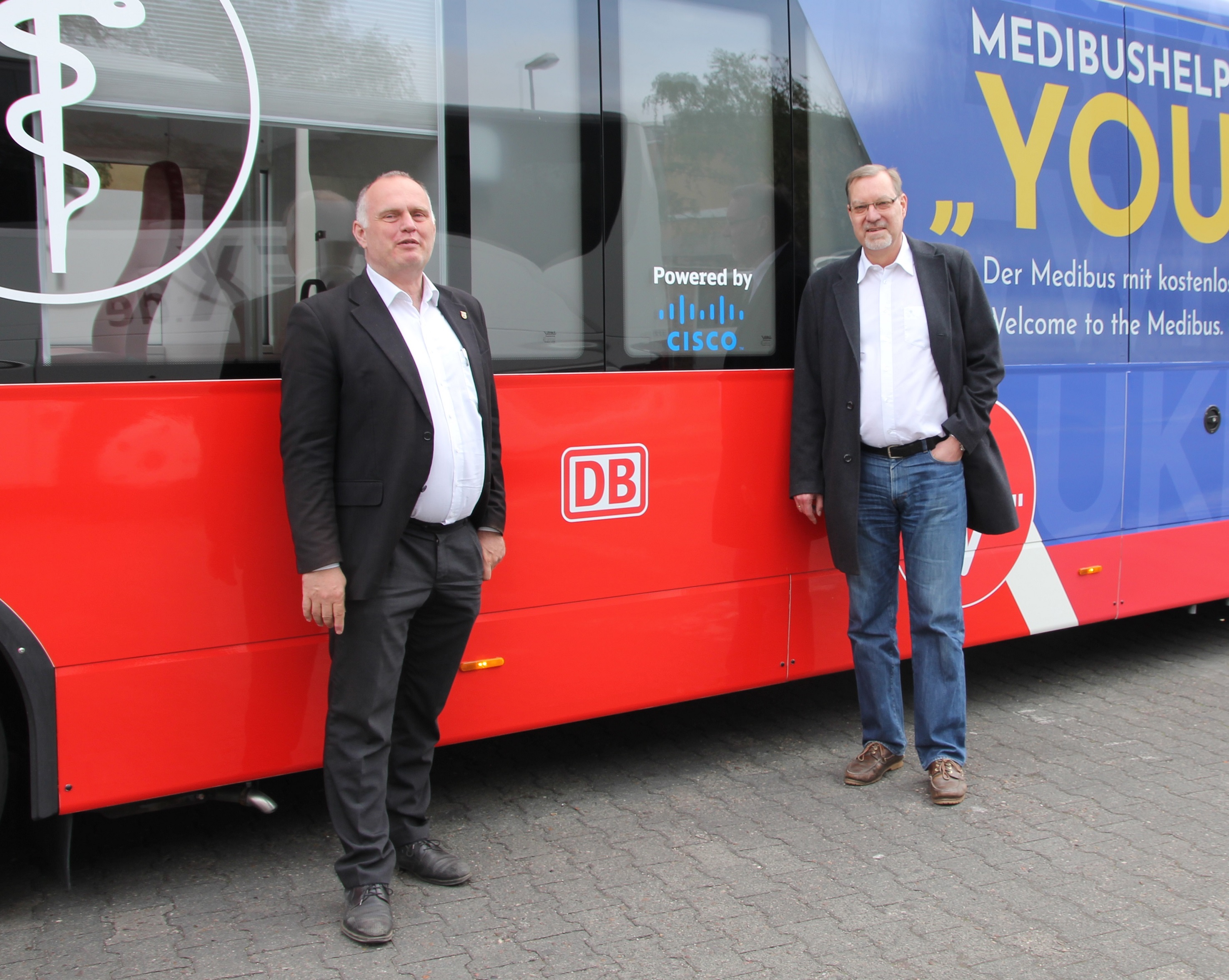 Bezirksstadtrat Detlef Wagner und Stefan Häntsch, CDU-Fraktionsvorsitzender vor dem MediBus